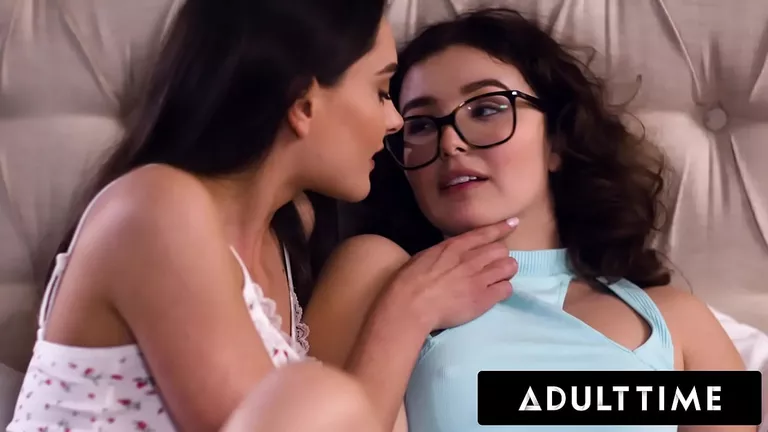 Teen Lesbian (18+), Lesbian Scissoring