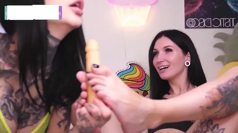 Lesbian Foot Worship, Lezbejke s dildom